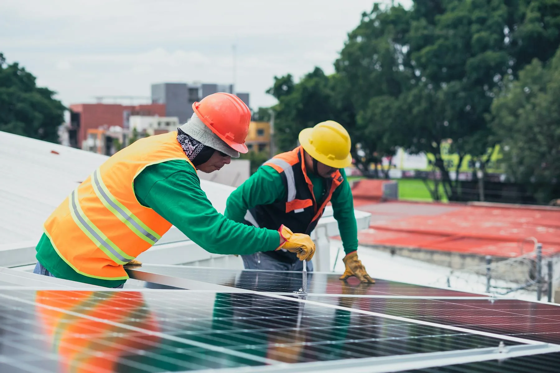 Technici u fotovoltaické instalace