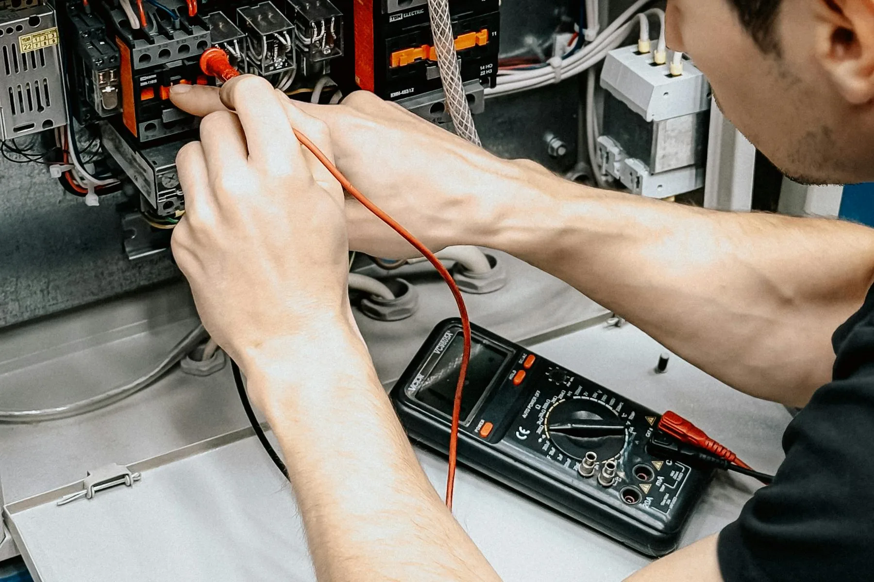 Elektrikář měří a hledá závadu v elektroinstalaci