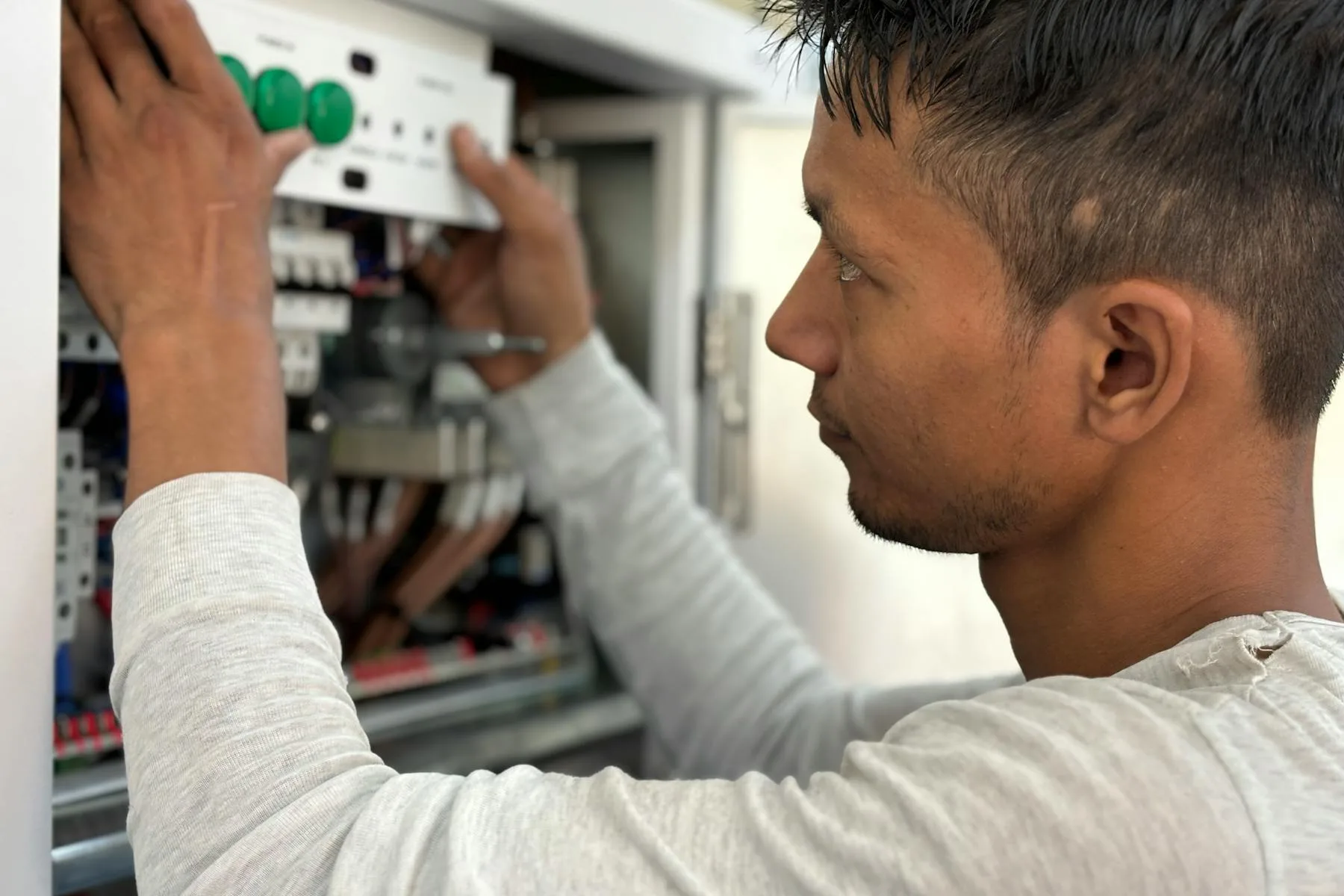 Rozvaděč a jističe pro domovní elektroinstalaci