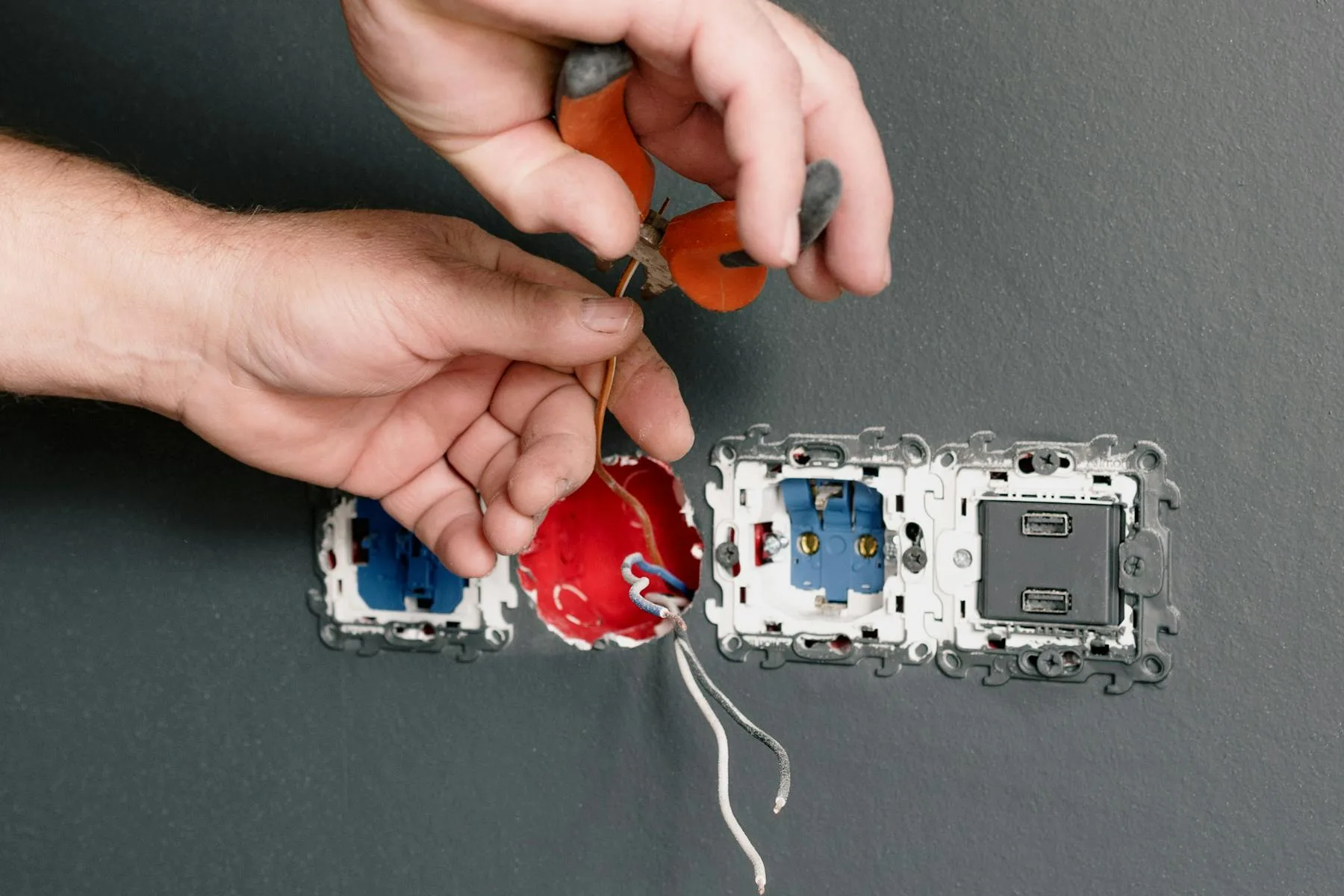 Montáž zásuvek a elektroinstalace v interiéru